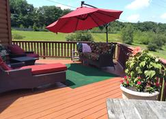 3 Bedroom W/ Hot Tub & Horse Stalls! - Saylorsburg - Balcony