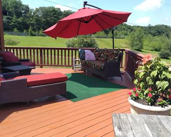 3 Bedroom W/ Hot Tub & Horse Stalls! - Saylorsburg - Balcón