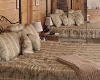 Alynn's Butterfly Inn Bed & Breakfast - Warrensburg - Bedroom