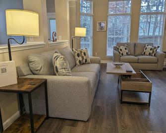 Cedar's Corner In Concord Spacious & Clean - Huntersville - Living room