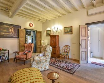 4 Bedroom Cozy Apartment In Mantova - Mantua - Wohnzimmer