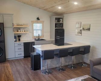 Cozy and modern cabin adjacent to Banner Creek Lake by Holton, KS. - Holton - Kitchen