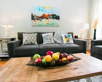 Elegant Home Steps to Restaurant Row! - Louisville - Living room