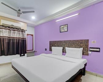 Collection O 84540 Hotel Sindhu - Khammam - Bedroom