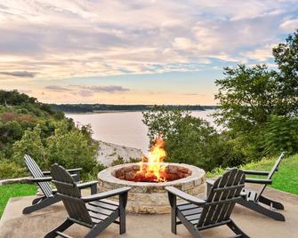 Lake access and a stunning view with HOT TUB! - Belton - Patio
