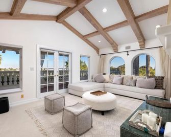 Stradella Spanish - Contemporary Mediterranean Estate w/ Resort-style Yard - Los Ángeles