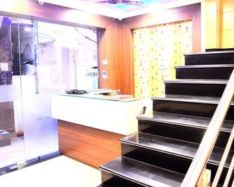 Hotel Royal Palace - 150 Meters from Mahakal Temple - Ujjain - Front desk