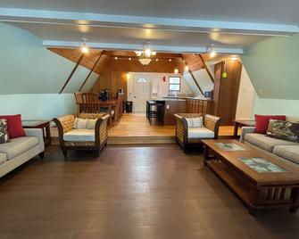 Cozy A-frame with Sandy Beachfront - Stoneledge Lakehouse - Cadillac - Obývací pokoj