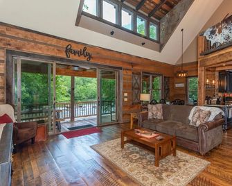 Riverbend Cabin! A Luxurious New Private Waterfront Log Cabin. - Waynesville - Wohnzimmer