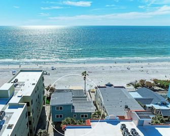 Direct Beachfront Home; Sleeps 16! Steps to Sand & Dining! - Belleair Bluffs - Playa