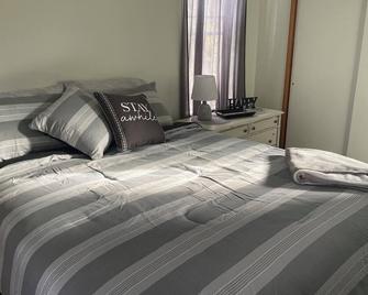 Downtown Boonville Vintage Farmhouse - Boonville - Bedroom