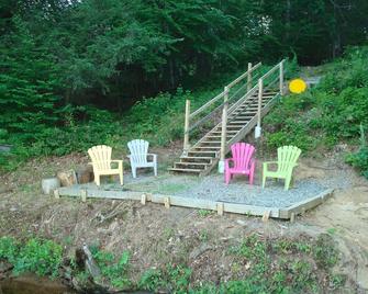 Cozy Hillside Lakehouse, Lake View, Private Beach And Dock - Holland - Patio