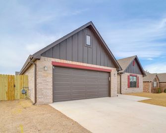 Private Yard & Patio: Bright Glenpool Getaway - Glenpool - Edificio