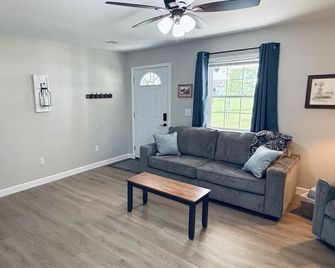 Windmill Country Cottage - a place to relax away from the busy! - Fort Scott - Вітальня