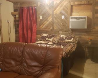 Rustic Studio Home. - Crystal City - Bedroom
