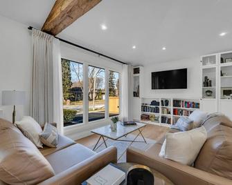 Luxury Family Home in Burlington - Burlington - Living room