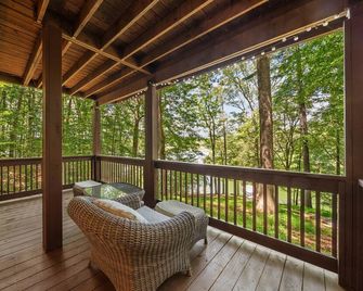 Mountain Lake Retreat With Rustic Elegance - Wilkesboro - Balcony
