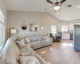 Dog-Friendly Home Near Golfing in Bakersfield! - Bakersfield - Salon
