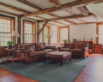 Genuine Farm! - The Homestead at Winterfound Farm - วูดสต็อก - ห้องนั่งเล่น