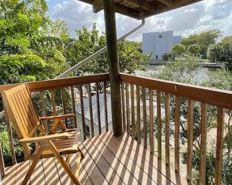 Fresh & Modern Overlooking Fort Lauderdale's Canal - Fort Lauderdale - Balcony