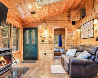 Cozy riverfront cabin on Ossipee River - Parsonsfield - 客廳