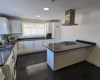 OYO Ormsby Townhouse - Middlesbrough - Kitchen