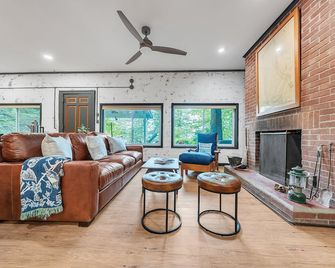 Peaceful Lakefront Getaway On Cayuga Lake 4 Bedroom Cottage - Aurora - Sala de estar