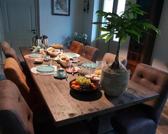 Bed & Breakfast Huis Sevenaer - Zevenaar - Comedor