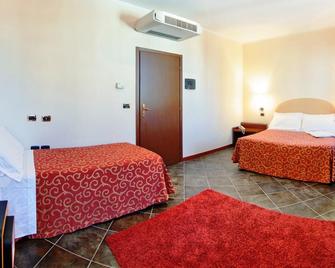 Antico Albergo Madonna - Legnano - Schlafzimmer