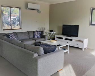 Binalong Beach House - Binalong Bay - Living room