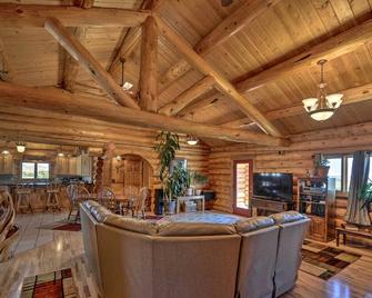 Exquisite Log Home with Lander Valley Views! - Lander - Wohnzimmer