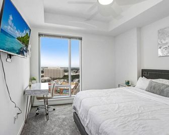 Urban Chic 1br Downtown Tampa Pool & Balcony Views - Tampa - Bedroom