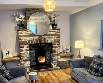 Converted Barn situated on a working hill farm in the Brecon Beacons, Wales - Merthyr Tydfil - Salon