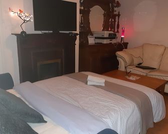 Phoenix Nights Guest House - Barrow-in-Furness - Bedroom