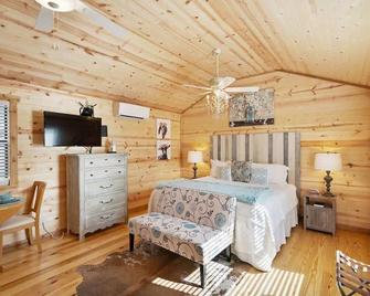 Charming Casita Right on Main St - Fredericksburg - Bedroom