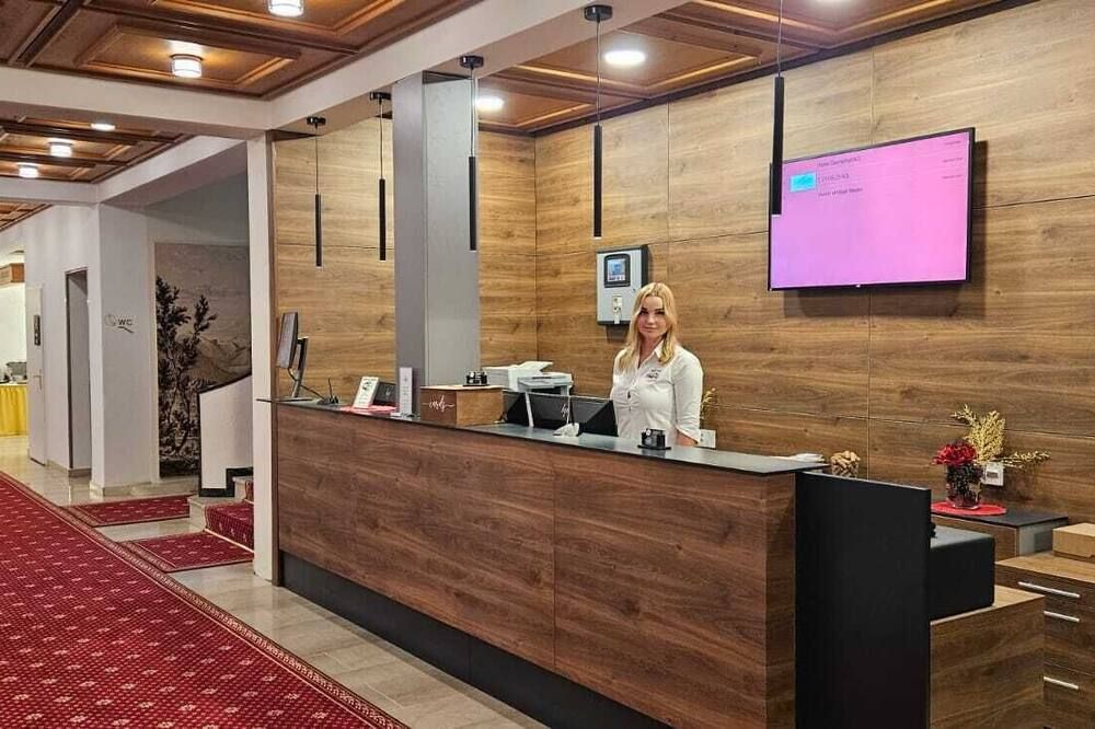 Hotel Post Glarnerhof - Glarus - Front desk