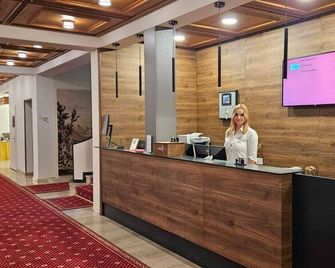 Hotel Post Glarnerhof - Glarus - Front desk