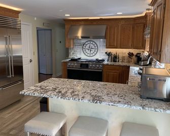 Direct Waterfront on Candlewood Lake with / boat slip/ hot tub & outdoor kitchen - New Milford - Kitchen
