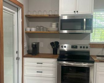 Newly constructed waterfront cabin C1 with pond and Trinity River views - Trinity - Cocina