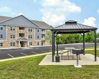 Charming 2-Bed, 2-Bath Apt. in Morgantown, Pa - Cozy Getaway with Comfort! - Morgantown - Будівля