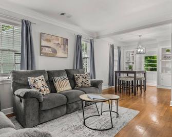 Cozy Bungalow in Highland Park - Memphis - Living room