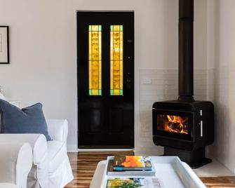 A Cottage In Richmond - Richmond - Living room