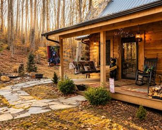 The Little Deer Cabin - Hot Tub Stone Fireplace - Pounding Mill