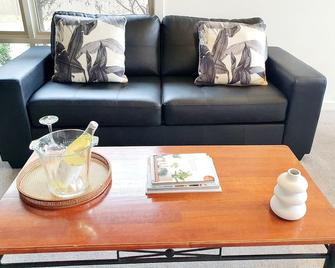 Central Shepparton Apartments - Shepparton - Living room