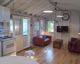 Cozy, clean, newly renovated two bedroom cottage on the waterfront. - Sauble Beach - Living room