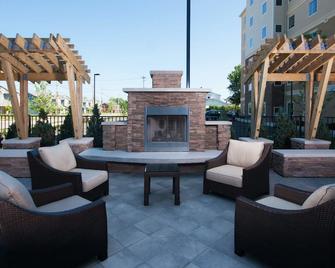 20 Minutes from Niagara Falls! | Free Breakfast, Pool & Hot Tub. - Amherst - Patio