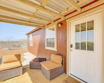 Hike, Hunt and Fish Pet-Friendly Studio in Dilley! - Dilley - Balcony