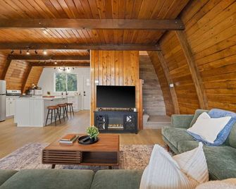 Cozy Mtn Cabin - Epic Views - Hot Tub - Fire Pit - Midway - Living room