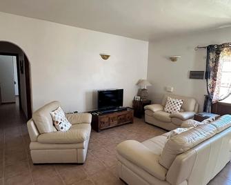 Casita Blanca Is a Beautiful Detached Vacation Rental home with hot tub - Nazaret - Salon