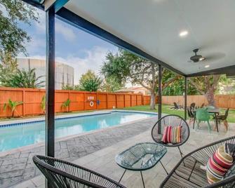 Friendswood Getaway - 5 Bedrooms + Pool + Patio - Friendswood - Pool